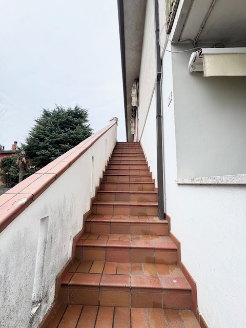 BASTIA DI ROVOLON (PD) Appartamento in centro paese datato di mq. 150 , da rimodernare, al piano ...