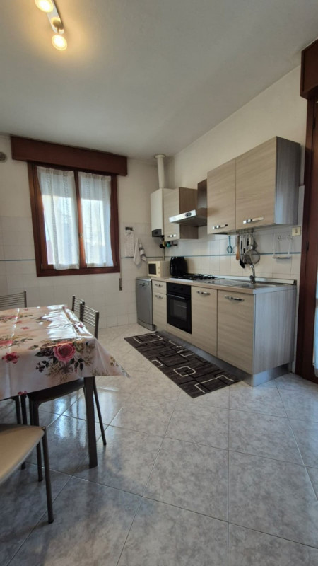 CENTRALISSIMA, COMODISSIMA AI SERVIZI A PIEDI, 1/2 BIFAMILIARE IN ORIZZONTALE AL 1° PIANO DI MQ 1...