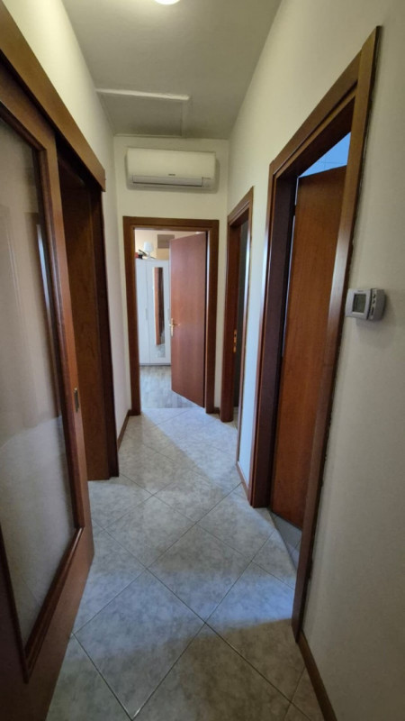 CENTRALISSIMA, COMODISSIMA AI SERVIZI A PIEDI, 1/2 BIFAMILIARE IN ORIZZONTALE AL 1° PIANO DI MQ 1...