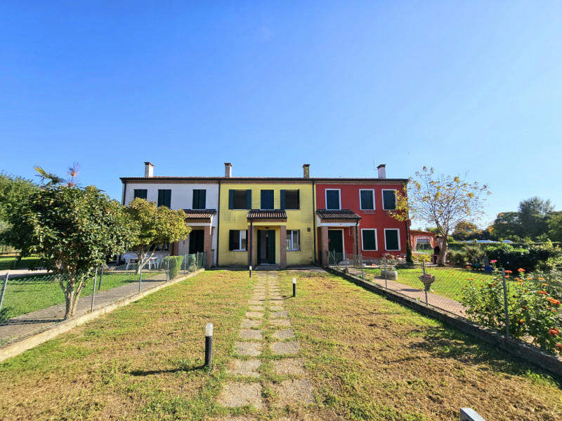 A Borgo Veneto, località Megliadino San Fidenzio, proponiamo in vendita villetta a schiera centra...