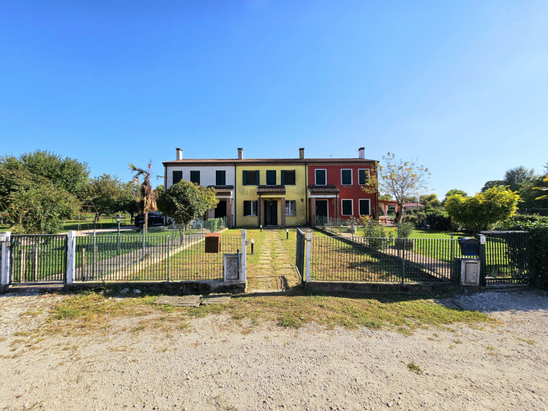 A Borgo Veneto, località Megliadino San Fidenzio, proponiamo in vendita villetta a schiera centra...