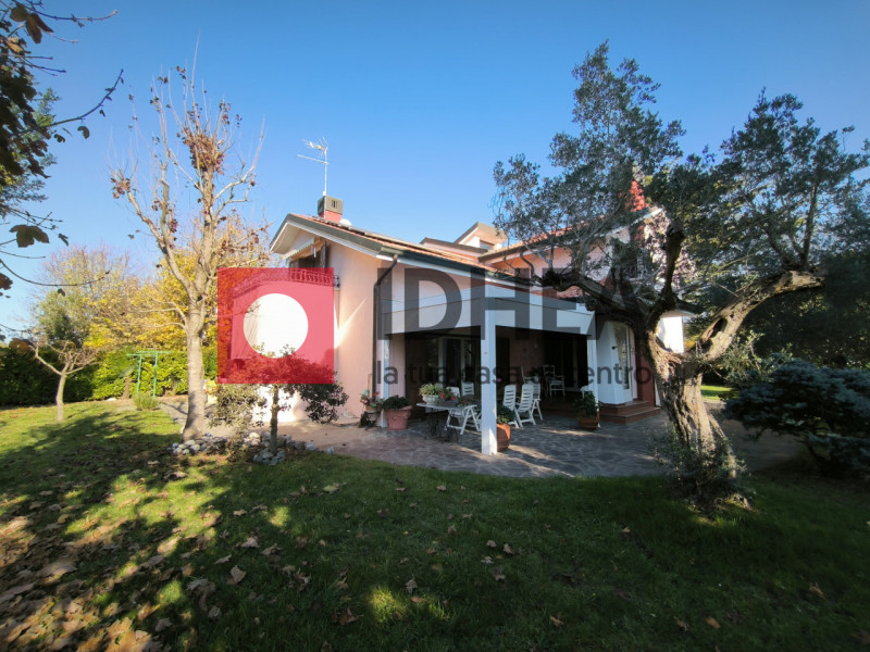 CAORLE CENTRO RIF "FRC2"

In uno dei quartieri più esclusivi di Caorle, a soli 300 metri dal mare...