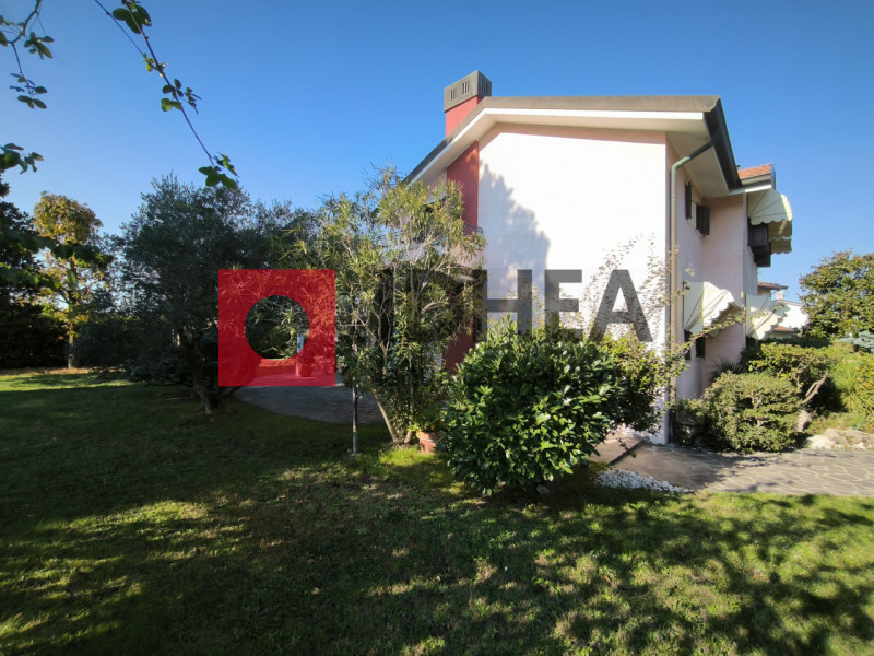 CAORLE CENTRO RIF "FRC2"

In uno dei quartieri più esclusivi di Caorle, a soli 300 metri dal mare...