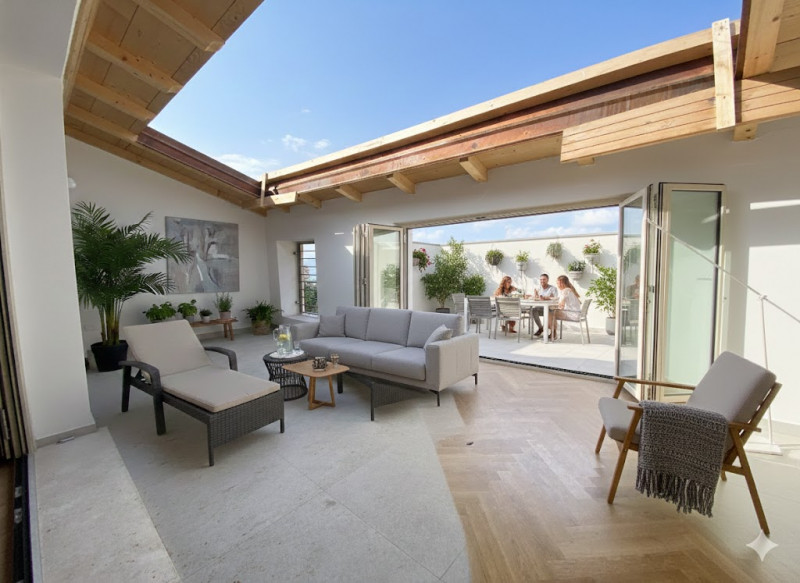 Attico su 2 livelli, collegato con ascensore, tutto nuovo in classe A1. 
Al piano terra 3 garage ...