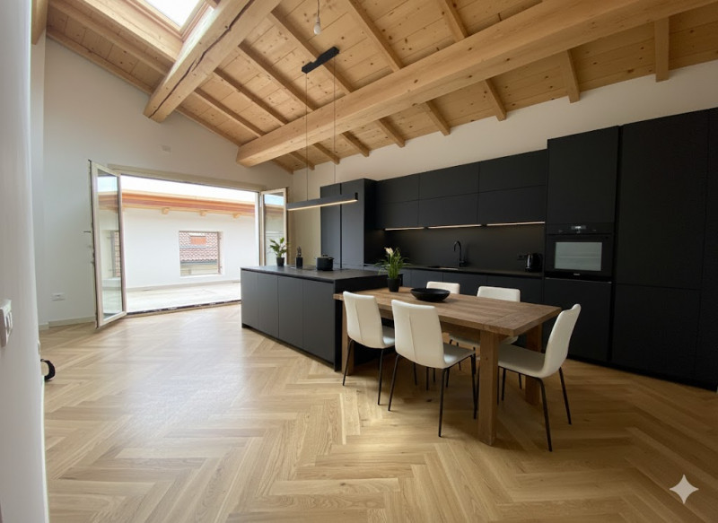 Attico su 2 livelli, collegato con ascensore, tutto nuovo in classe A1. 
Al piano terra 3 garage ...