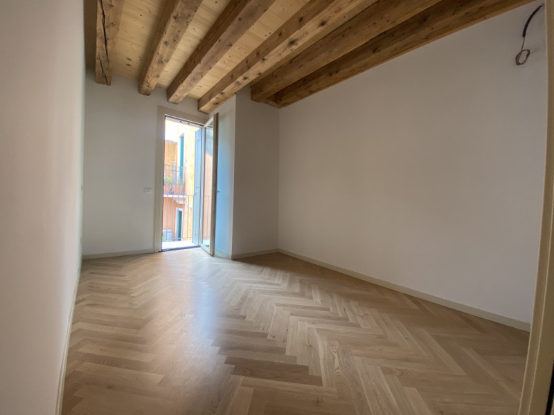 Attico su 2 livelli, collegato con ascensore, tutto nuovo in classe A1. 
Al piano terra 3 garage ...