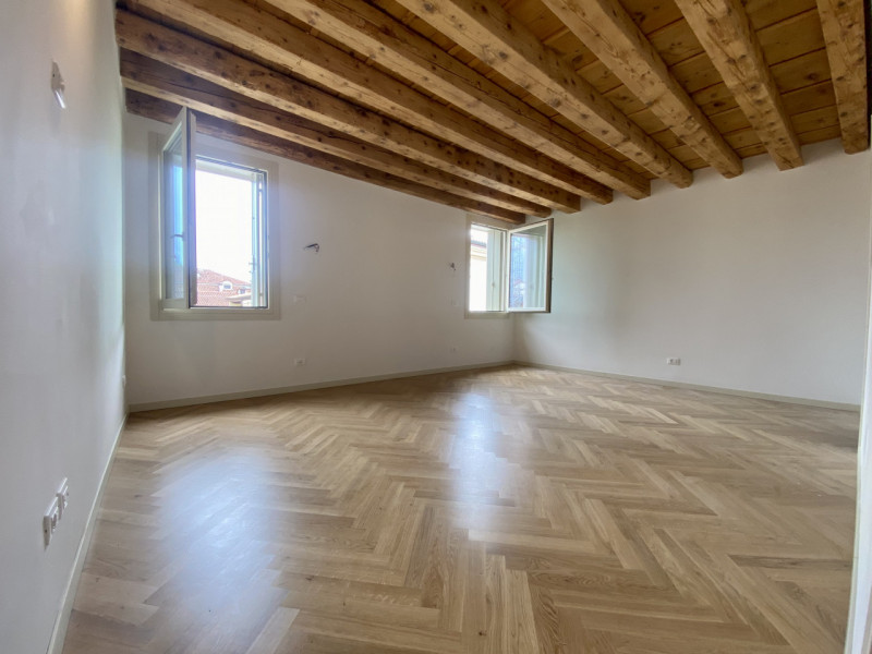 Attico su 2 livelli, collegato con ascensore, tutto nuovo in classe A1. 
Al piano terra 3 garage ...