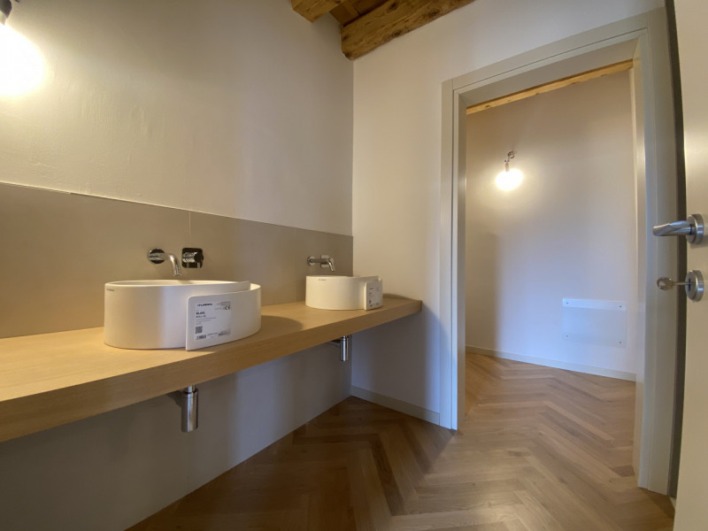 Attico su 2 livelli, collegato con ascensore, tutto nuovo in classe A1. 
Al piano terra 3 garage ...