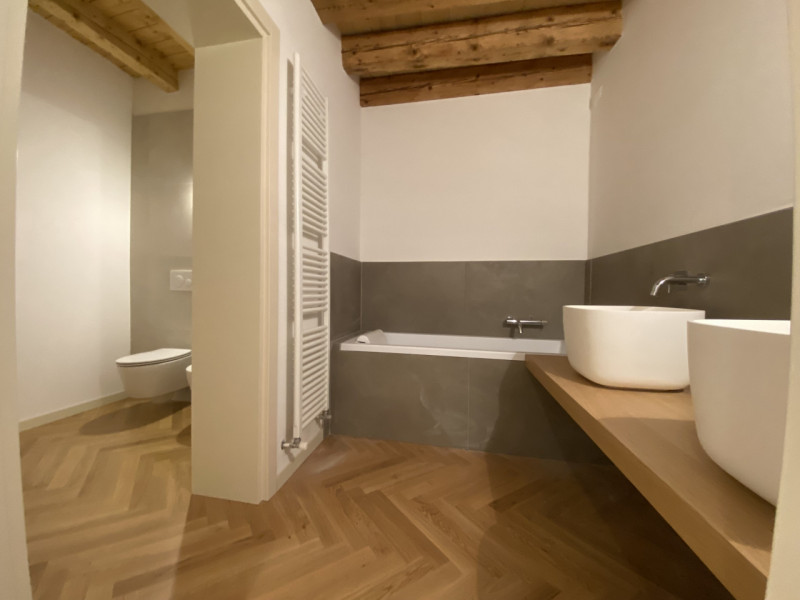 Attico su 2 livelli, collegato con ascensore, tutto nuovo in classe A1. 
Al piano terra 3 garage ...