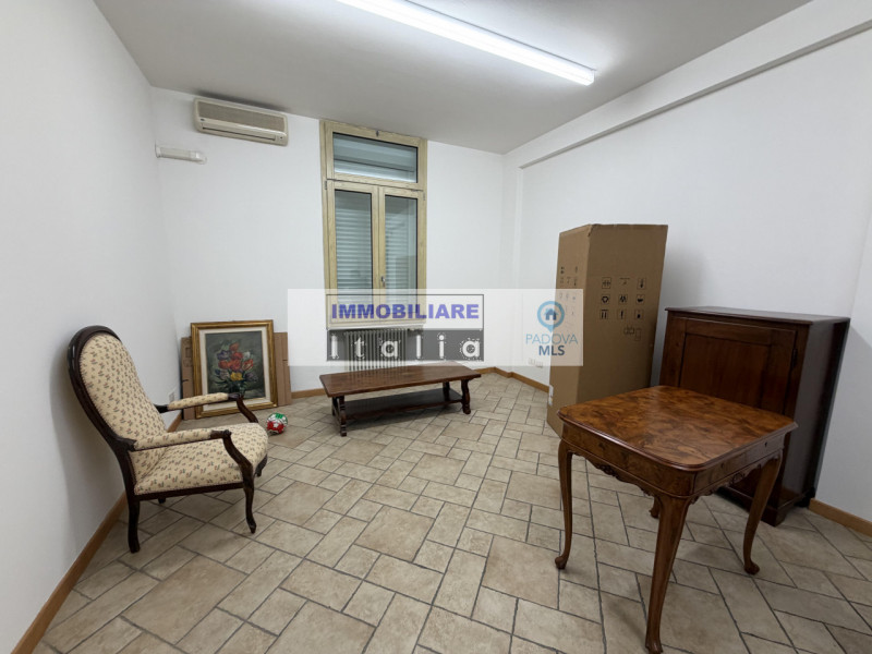 Ampio bilocale situato nel cuore del centro storico di Padova, ideale per chi desidera vivere imm...