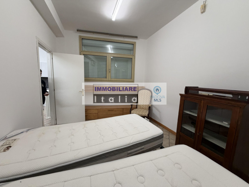 Ampio bilocale situato nel cuore del centro storico di Padova, ideale per chi desidera vivere imm...