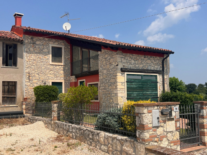 Nei colli Berici in comune di Sarego, proponiamo in vendita un affascinante rustico di circa 155 ...