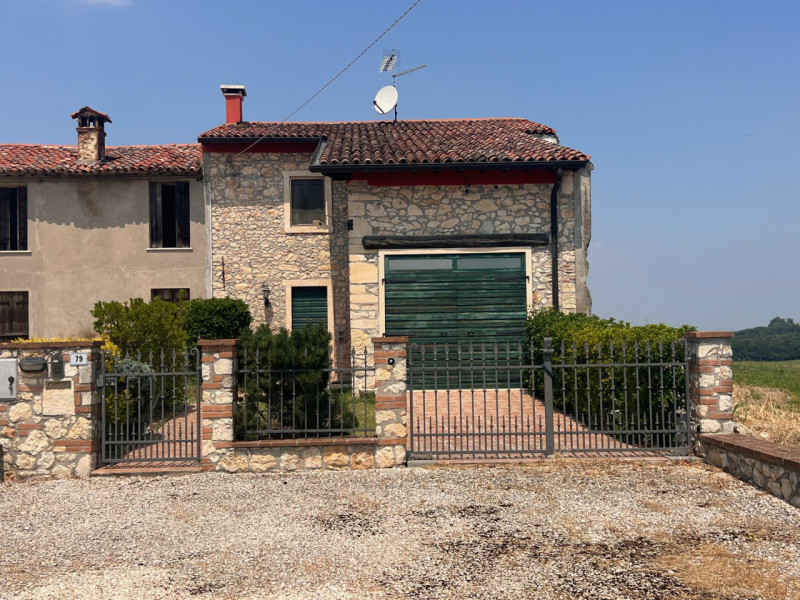 Nei colli Berici in comune di Sarego, proponiamo in vendita un affascinante rustico di circa 155 ...