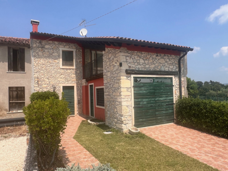 Nei colli Berici in comune di Sarego, proponiamo in vendita un affascinante rustico di circa 155 ...