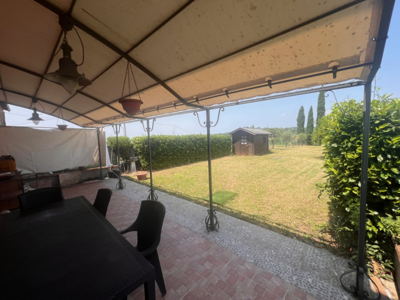 Nei colli Berici in comune di Sarego, proponiamo in vendita un affascinante rustico di circa 155 ...