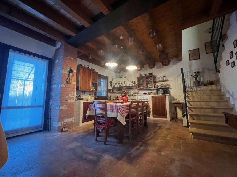 Nei colli Berici in comune di Sarego, proponiamo in vendita un affascinante rustico di circa 155 ...