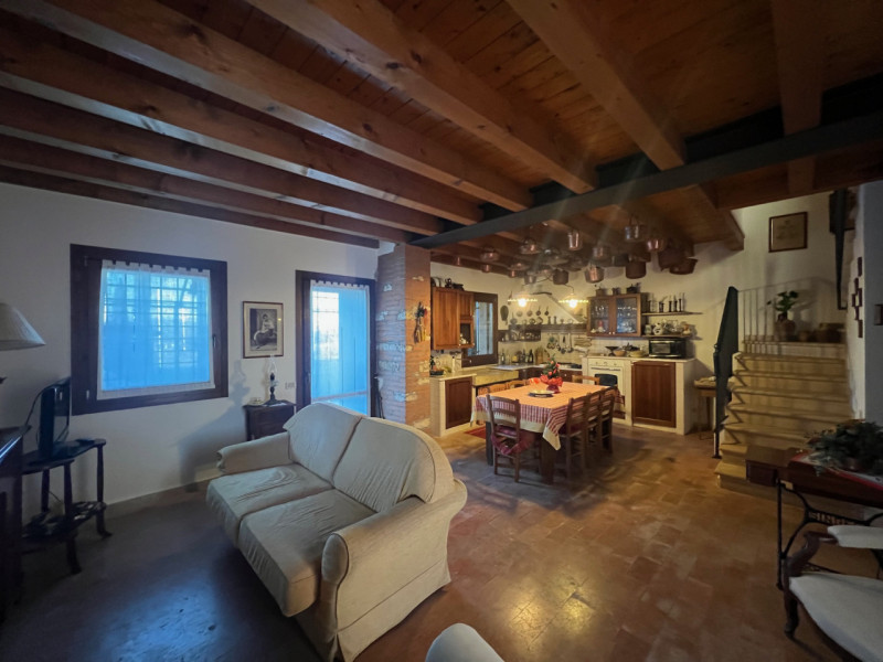 Nei colli Berici in comune di Sarego, proponiamo in vendita un affascinante rustico di circa 155 ...