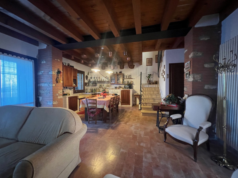 Nei colli Berici in comune di Sarego, proponiamo in vendita un affascinante rustico di circa 155 ...