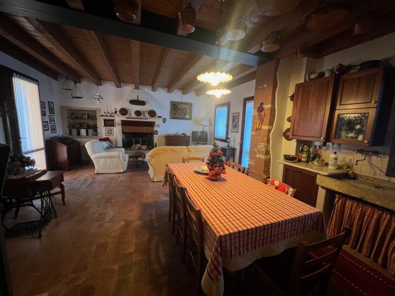 Nei colli Berici in comune di Sarego, proponiamo in vendita un affascinante rustico di circa 155 ...