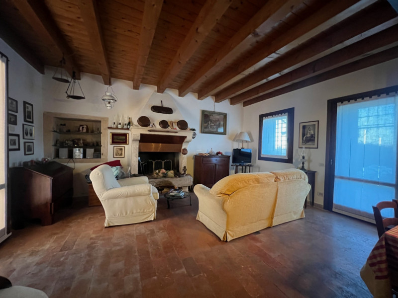 Nei colli Berici in comune di Sarego, proponiamo in vendita un affascinante rustico di circa 155 ...