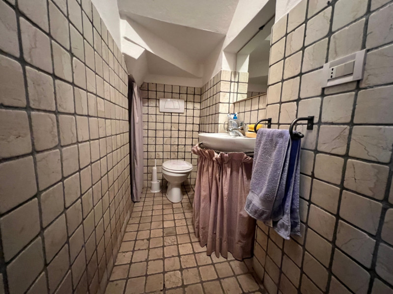 Nei colli Berici in comune di Sarego, proponiamo in vendita un affascinante rustico di circa 155 ...