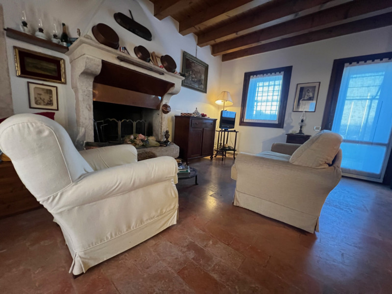 Nei colli Berici in comune di Sarego, proponiamo in vendita un affascinante rustico di circa 155 ...