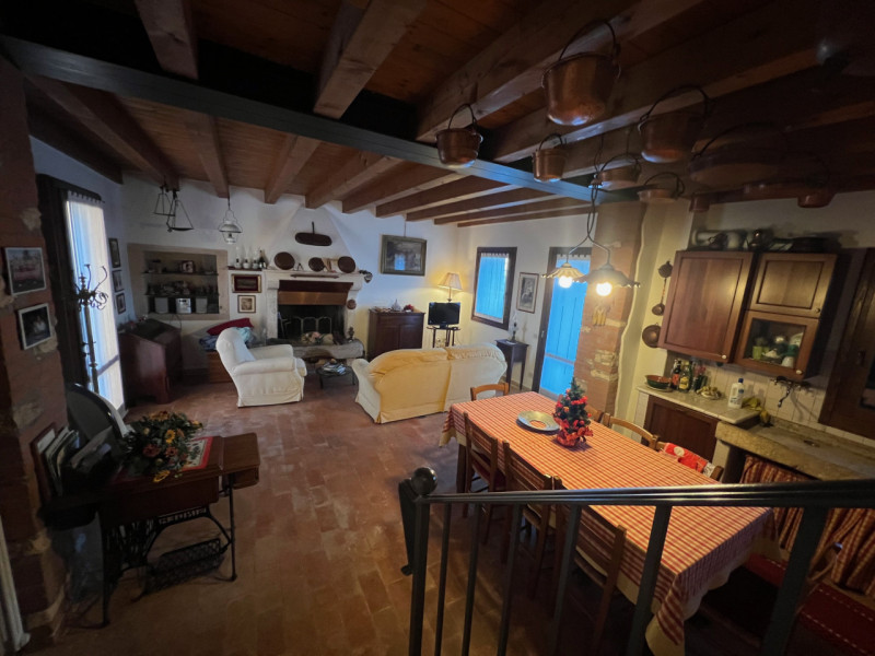 Nei colli Berici in comune di Sarego, proponiamo in vendita un affascinante rustico di circa 155 ...