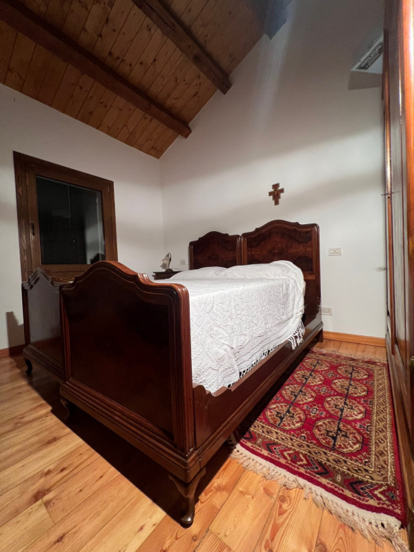 Nei colli Berici in comune di Sarego, proponiamo in vendita un affascinante rustico di circa 155 ...