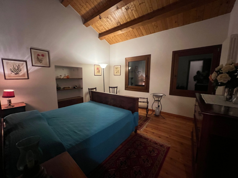 Nei colli Berici in comune di Sarego, proponiamo in vendita un affascinante rustico di circa 155 ...