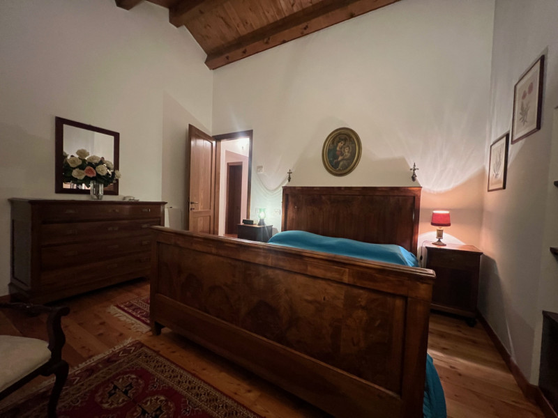 Nei colli Berici in comune di Sarego, proponiamo in vendita un affascinante rustico di circa 155 ...