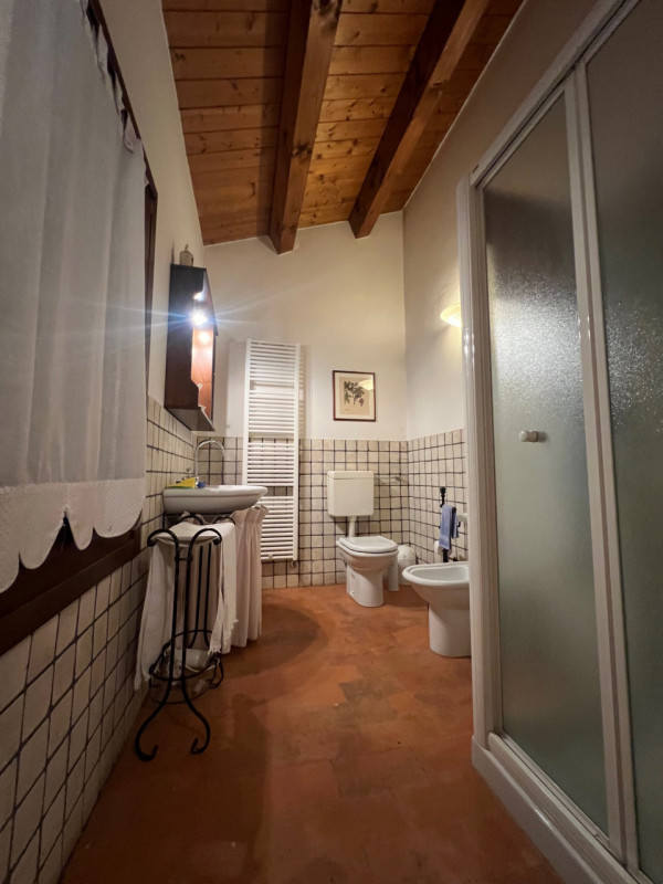 Nei colli Berici in comune di Sarego, proponiamo in vendita un affascinante rustico di circa 155 ...