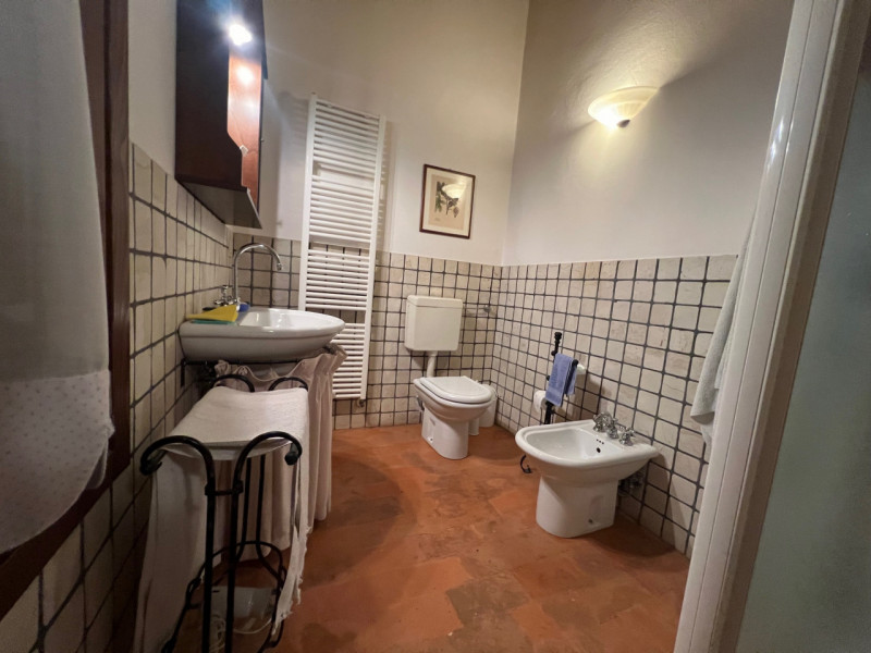 Nei colli Berici in comune di Sarego, proponiamo in vendita un affascinante rustico di circa 155 ...