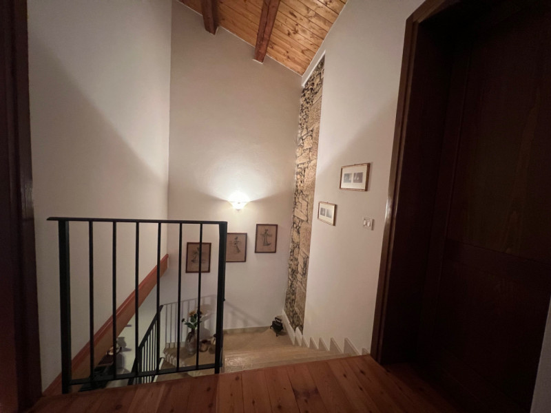 Nei colli Berici in comune di Sarego, proponiamo in vendita un affascinante rustico di circa 155 ...