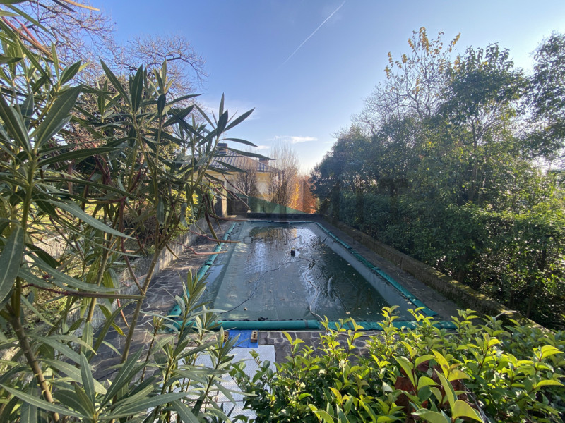 SCHIO - CENTRO:  in splendida zona residenziale, VILLA INDIPENDENTE con piscina costruita ex novo...