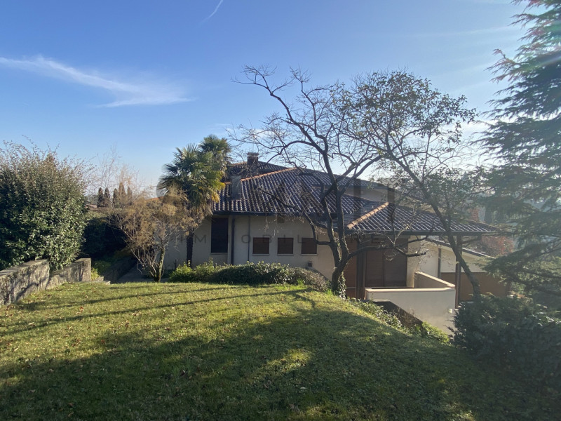 SCHIO - CENTRO:  in splendida zona residenziale, VILLA INDIPENDENTE con piscina costruita ex novo...