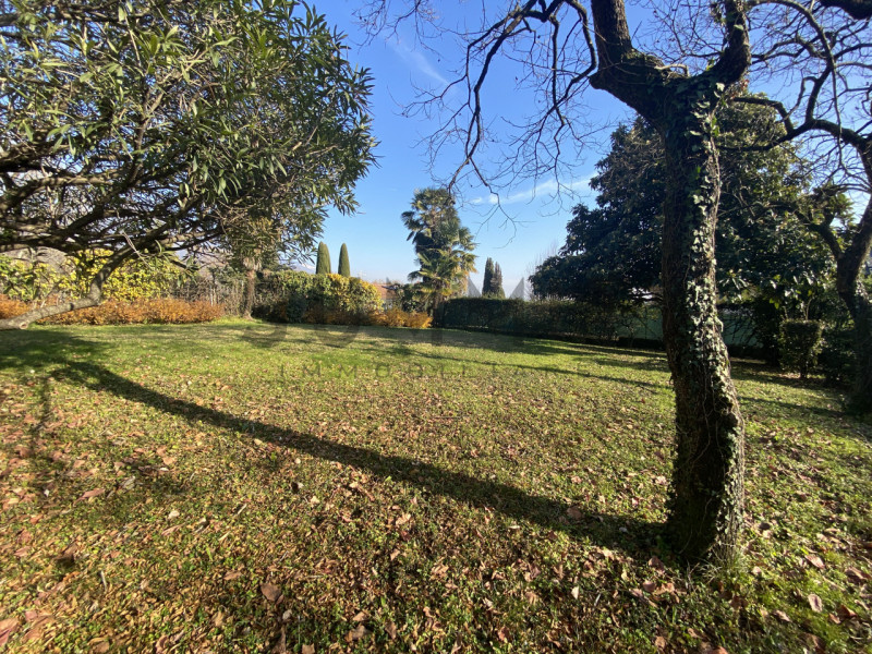 SCHIO - CENTRO:  in splendida zona residenziale, VILLA INDIPENDENTE con piscina costruita ex novo...