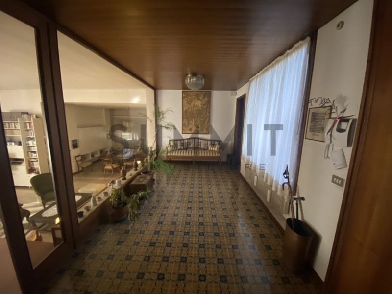 SCHIO - CENTRO:  in splendida zona residenziale, VILLA INDIPENDENTE con piscina costruita ex novo...