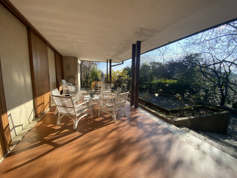 SCHIO - CENTRO:  in splendida zona residenziale, VILLA INDIPENDENTE con piscina costruita ex novo...