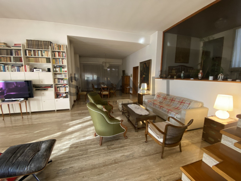 SCHIO - CENTRO:  in splendida zona residenziale, VILLA INDIPENDENTE con piscina costruita ex novo...