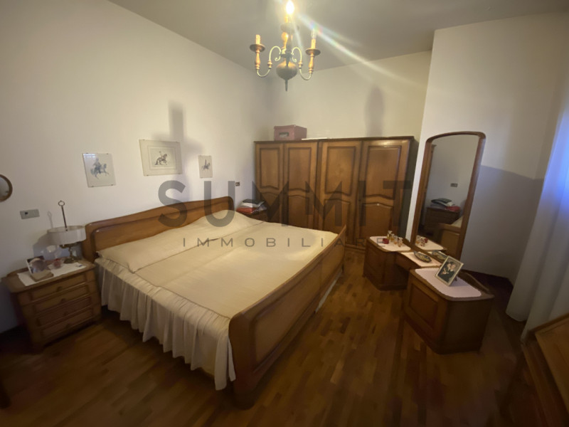 SCHIO - CENTRO:  in splendida zona residenziale, VILLA INDIPENDENTE con piscina costruita ex novo...