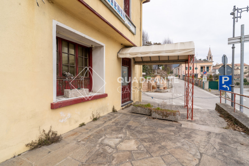Nel cuore di Teolo, proponiamo in vendita IN BLOCCO una rara opportunità immobiliare composta da ...