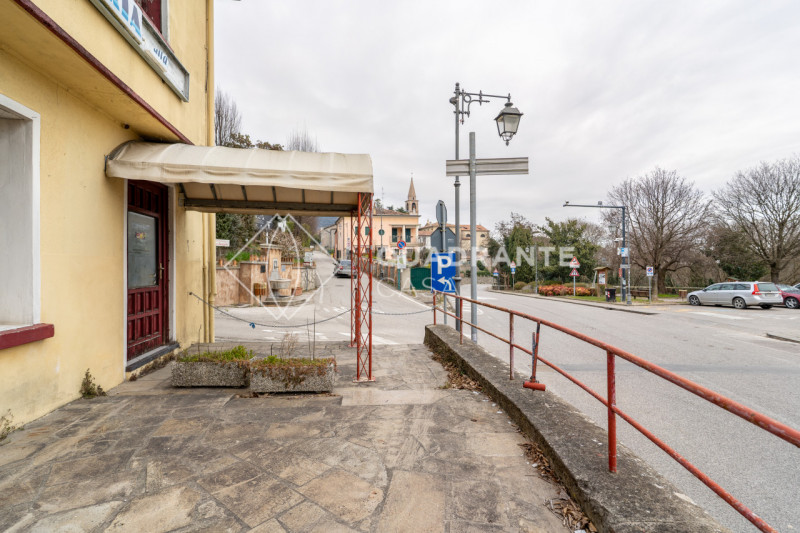 Nel cuore di Teolo, proponiamo in vendita IN BLOCCO una rara opportunità immobiliare composta da ...
