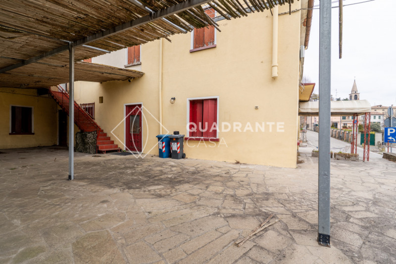 Nel cuore di Teolo, proponiamo in vendita IN BLOCCO una rara opportunità immobiliare composta da ...