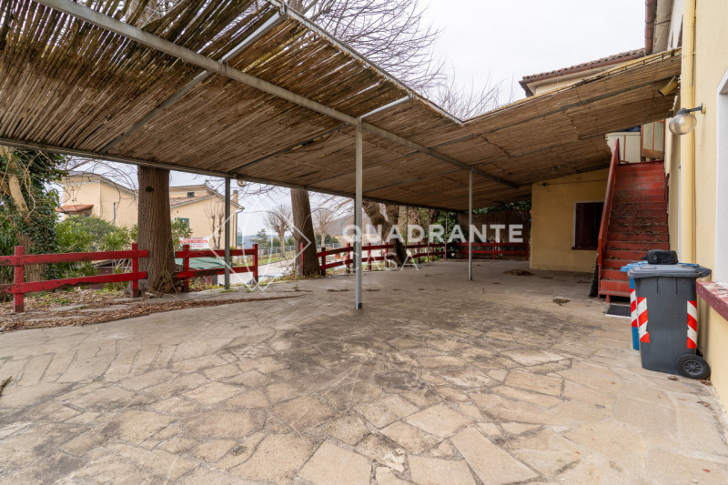 Nel cuore di Teolo, proponiamo in vendita IN BLOCCO una rara opportunità immobiliare composta da ...