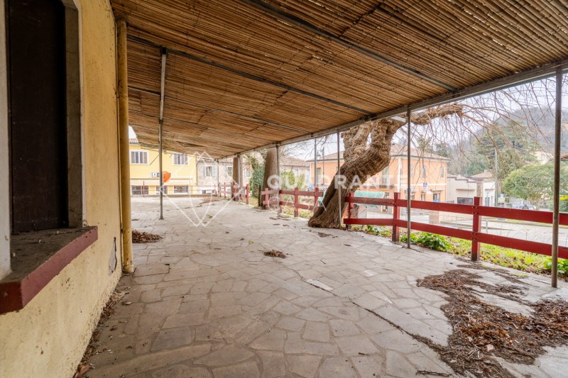 Nel cuore di Teolo, proponiamo in vendita IN BLOCCO una rara opportunità immobiliare composta da ...