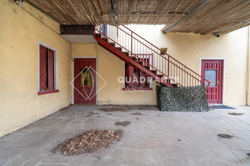 Nel cuore di Teolo, proponiamo in vendita IN BLOCCO una rara opportunità immobiliare composta da ...