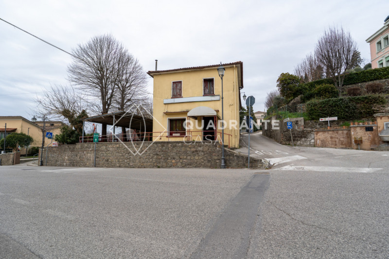 Nel cuore di Teolo, proponiamo in vendita IN BLOCCO una rara opportunità immobiliare composta da ...