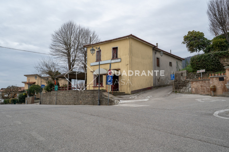 Nel cuore di Teolo, proponiamo in vendita IN BLOCCO una rara opportunità immobiliare composta da ...