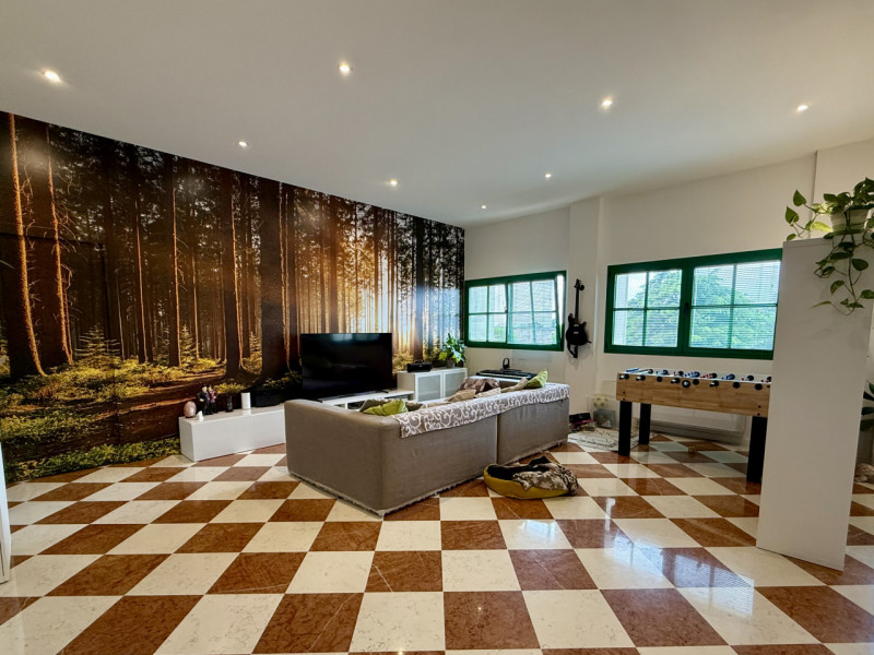 COMPOSIZIONE:
Appartamento al terzo piano di uno stabile servito da ascensore, composto da ampia ...