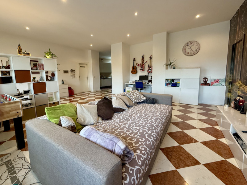 COMPOSIZIONE:
Appartamento al terzo piano di uno stabile servito da ascensore, composto da ampia ...